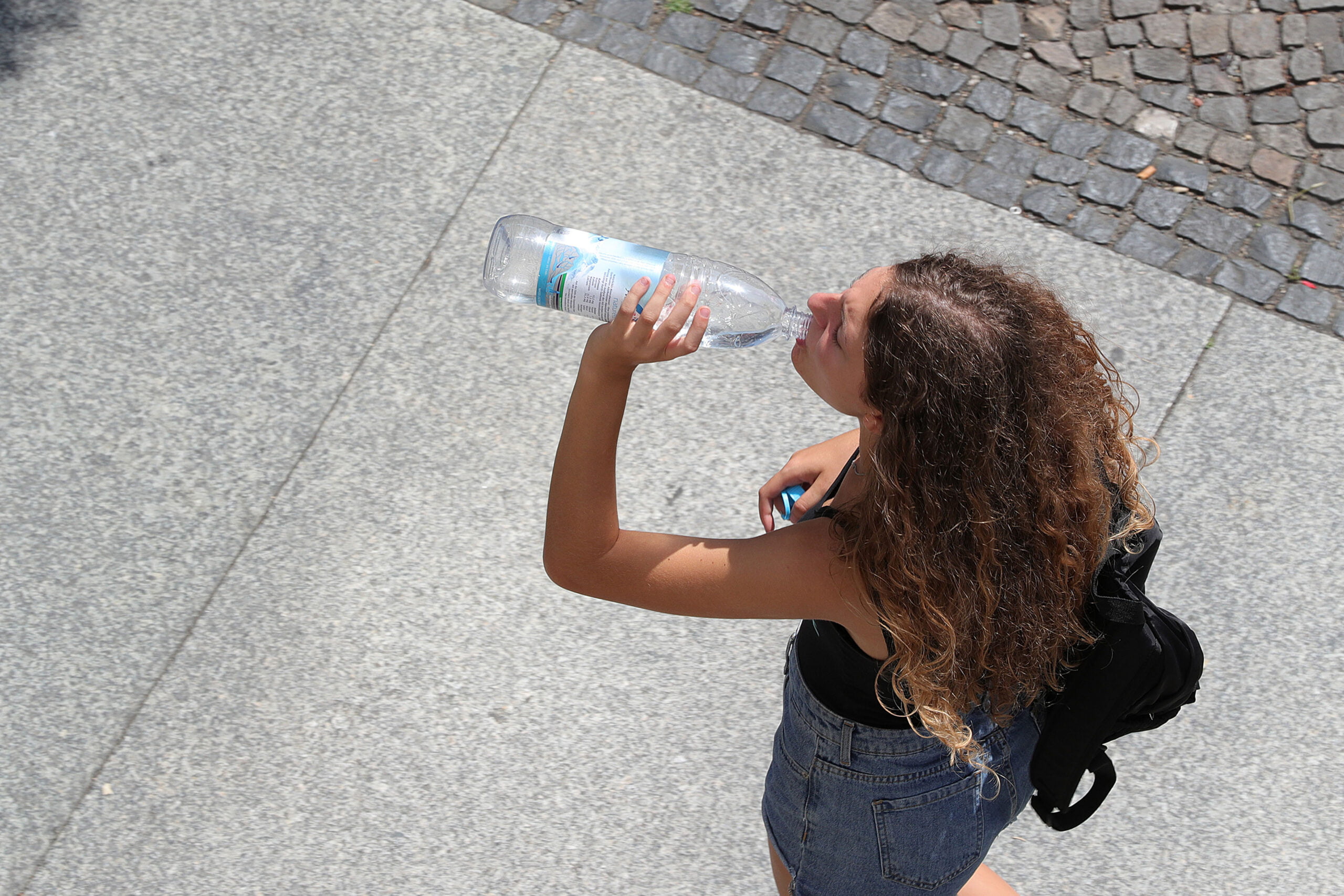 . Tourists Consumse Liquide Near The Brandenburg Gate